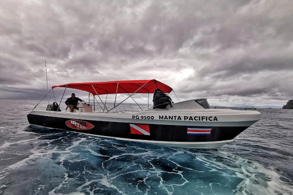 Bote de Costa Rica Dive and Surf en Uvita