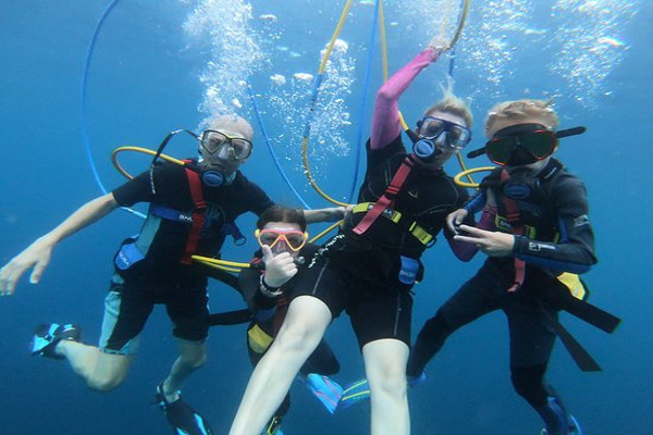 Entrenamiento de nuevos buzos Costa Rica Dive and Surf